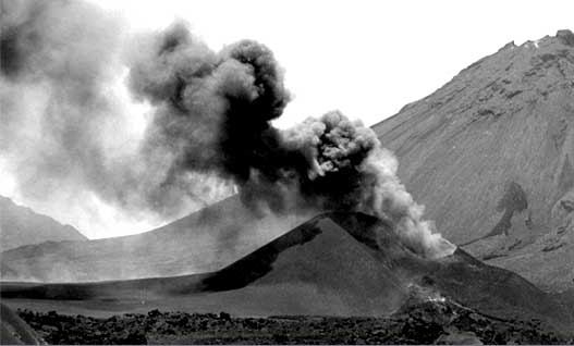 lha do Fogo. Julho de 1951. O Monte Orlando a fumegar e, ao fundo, o vulc�o.